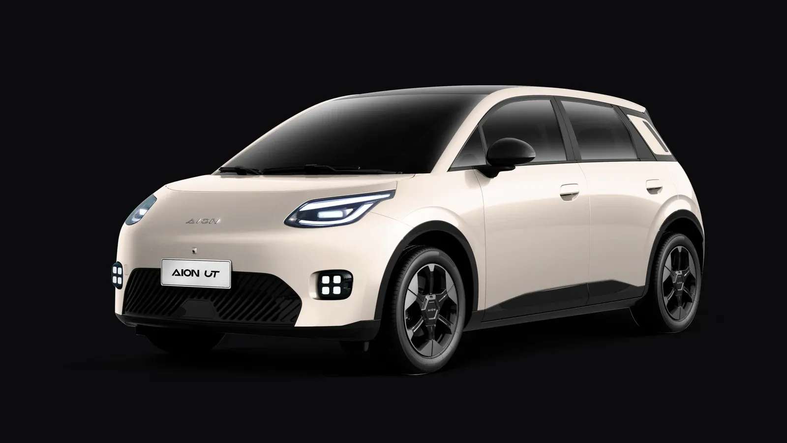 GAC AION UT en color beige, vista frontal tres cuartos sobre fondo oscuro