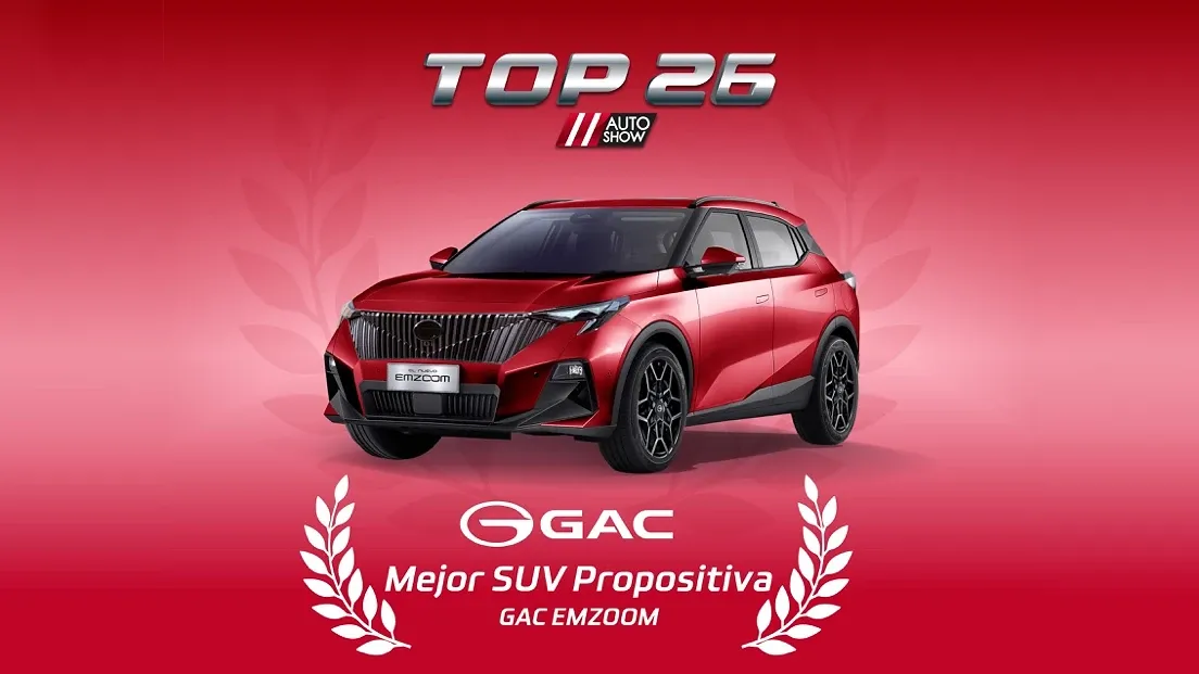 Pieza oficial del premio: GAC EMZOOM rojo bajo el logotipo TOP 26 Auto Show y el texto «Mejor SUV Propositiva»