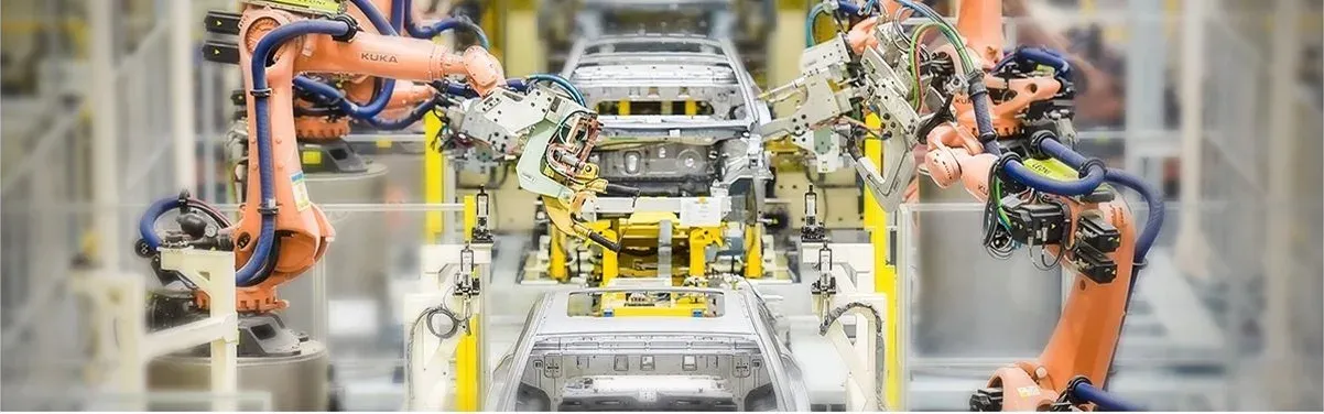 Robots de soldadura en la línea de carrocerías de acero y aluminio
